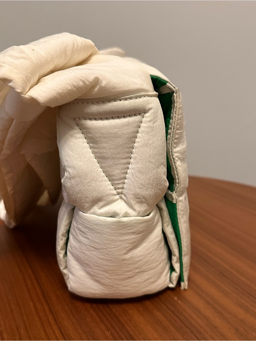Bottega Veneta Cream Padded Cassette Shoulder Bag with Green Pouch - Picture 4 of 13